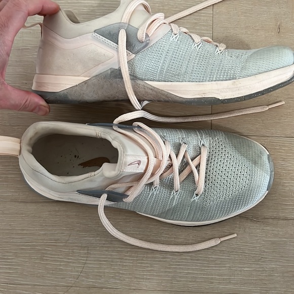 Nike Metcon Flykit 3 Size 9 Peach and Silver - Picture 3 of 5